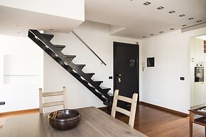 Bright Terrace Apartment in University District