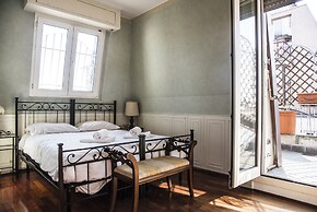 Bright Terrace Apartment in University District