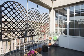 Bright Terrace Apartment in University District