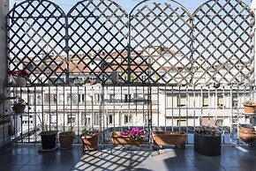 Bright Terrace Apartment in University District