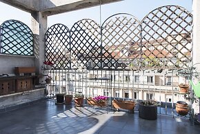 Bright Terrace Apartment in University District