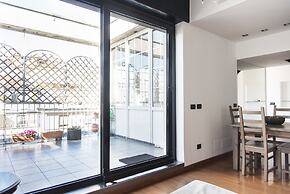 Bright Terrace Apartment in University District