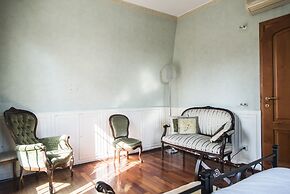 Bright Terrace Apartment in University District