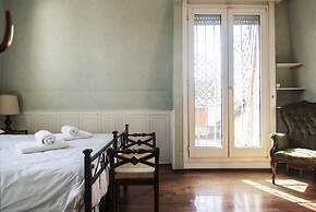 Bright Terrace Apartment in University District