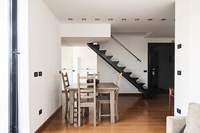 Bright Terrace Apartment in University District