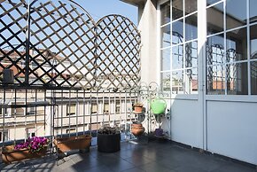 Bright Terrace Apartment in University District