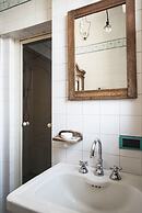 Bright Terrace Apartment in University District