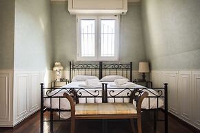 Bright Terrace Apartment in University District