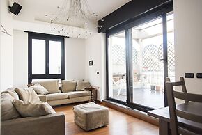 Bright Terrace Apartment in University District