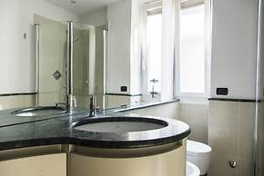 Bright Terrace Apartment in University District