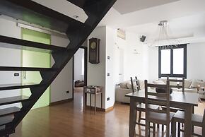 Bright Terrace Apartment in University District