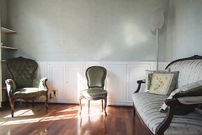 Bright Terrace Apartment in University District