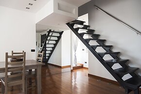 Bright Terrace Apartment in University District