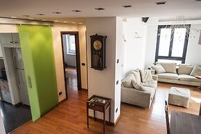 Bright Terrace Apartment in University District