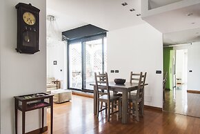 Bright Terrace Apartment in University District