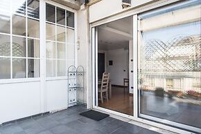 Bright Terrace Apartment in University District