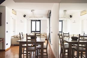 Bright Terrace Apartment in University District