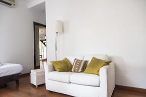 Bright Terrace Apartment in University District