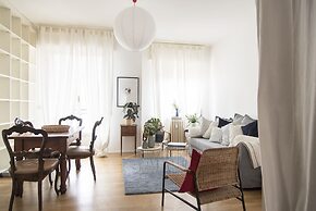 Sweet Flat near Metro Stop