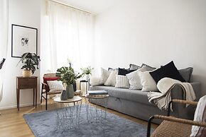 Sweet Flat near Metro Stop