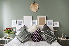 Sweet Flat near Metro Stop