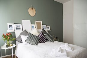 Sweet Flat near Metro Stop