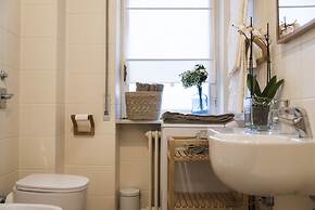 Sweet Flat near Metro Stop