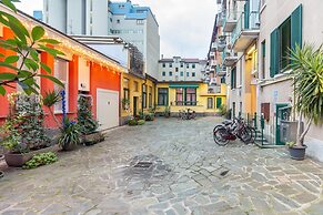 Bright 1 Bedroom near MM1