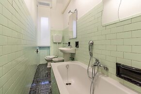 Bright 1 Bedroom near MM1