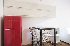 White and Clean Apartment near Metro MM1