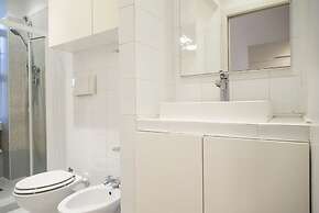 White and Clean Apartment near Metro MM1