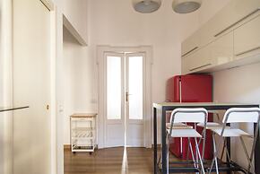 White and Clean Apartment near Metro MM1