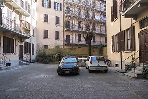 White and Clean Apartment near Metro MM1