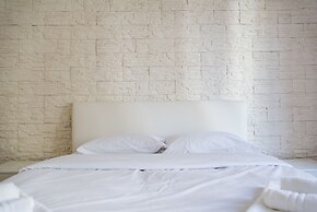 White and Clean Apartment near Metro MM1