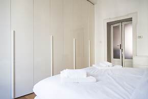 White and Clean Apartment near Metro MM1