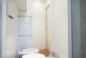 White and Clean Apartment near Metro MM1