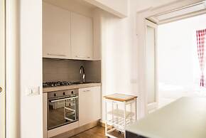 White and Clean Apartment near Metro MM1