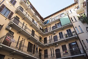 White and Clean Apartment near Metro MM1