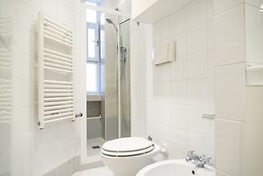 White and Clean Apartment near Metro MM1