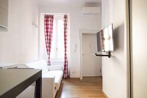 White and Clean Apartment near Metro MM1