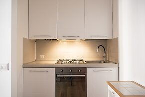 White and Clean Apartment near Metro MM1