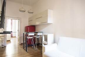 White and Clean Apartment near Metro MM1