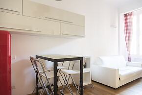 White and Clean Apartment near Metro MM1