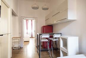 White and Clean Apartment near Metro MM1