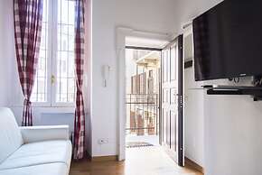 White and Clean Apartment near Metro MM1