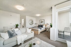 Bright And Sunny Studio Apartment