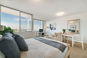 Bright And Sunny Studio Apartment