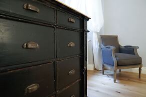 Art Apartment Black & White