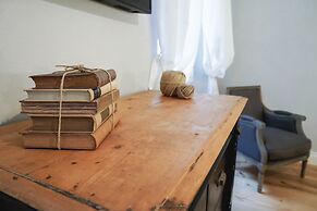 Art Apartment Black & White