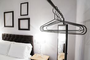 Art Apartment Black & White